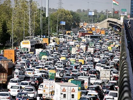 Traffic Nightmare On Delhi-Gurgaon Expressway Due To Crane Breakdown Traffic Nightmare On Delhi-Gurgaon Expressway Due To Crane Breakdown