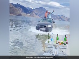 लद्दाख घूमने गए युवकों ने Pangong Lake में मचाया उत्पात, लोगों ने कहा- लद्दाख को बर्बाद मत करो लद्दाख घूमने गए युवकों ने Pangong Lake में मचाया उत्पात, लोगों ने कहा- लद्दाख को बर्बाद मत करो