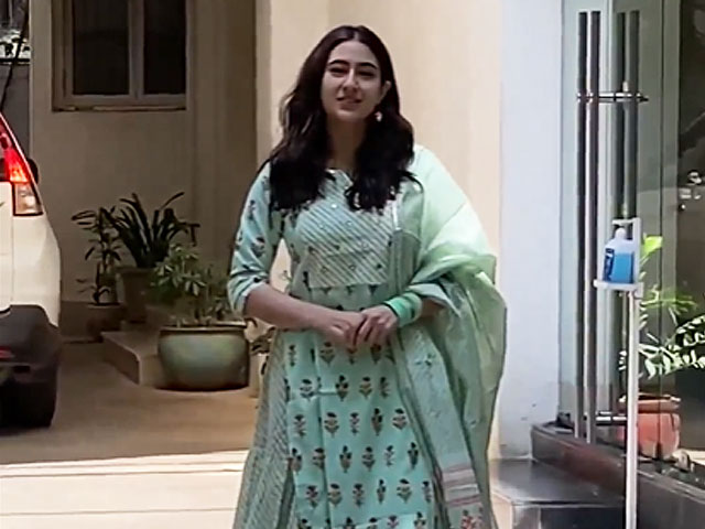 एक्ट्रेस सारा अली खान ने Photos के लिए दिए पोज