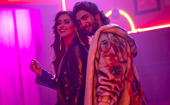 इलियाना डिक्रूज और करण की जोड़ी ने विनोद भानुशाली की ऊ ऊ सॉन्ग से किया धमाल, रिलीज होते ही वायरल हुआ गाना 