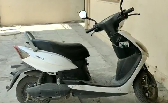 तेलंगाना : EV स्कूटर की बैटरी में विस्फोट से 80 साल के बुजुर्ग की मौत, तीन लोग जख्मी