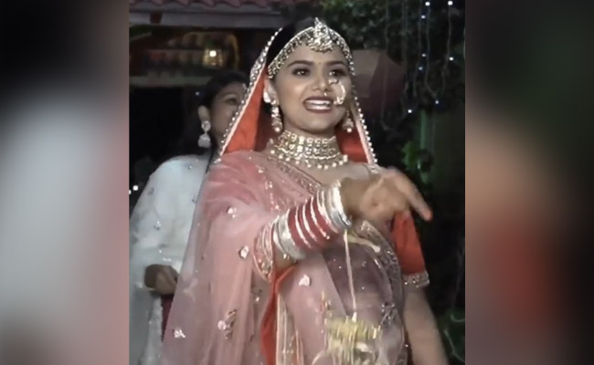 एंट्री पर दूल्हे ने किया इग्नोर तो दुल्हन ने गुस्से में किया कुछ ऐसा, लोग बोले- लो आ गई पापा की परी...देखें Video 