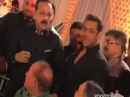 इतने आलिशान तरीके से होती है बाबा सिद्दीकी की इफ्तार पार्टी, एक साथ टेबल पर खाना खाते दिखे सभी सितारे...देखें Video  इतने आलिशान तरीके से होती है बाबा सिद्दीकी की इफ्तार पार्टी, एक साथ टेबल पर खाना खाते दिखे सभी सितारे...देखें Video