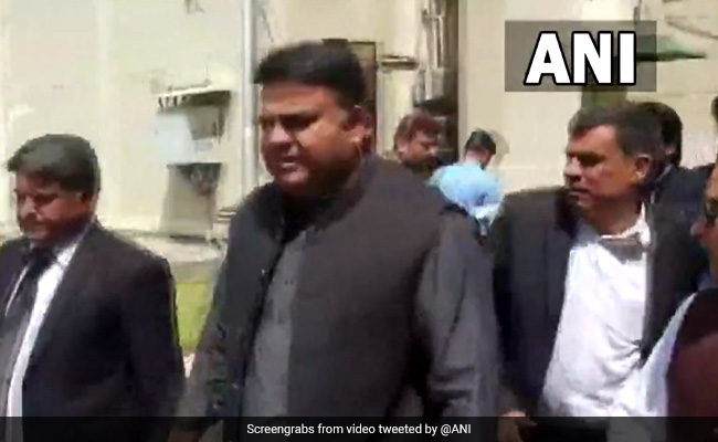 Imran Khan Aide Heckles Journalist Outside Pak Supreme Court