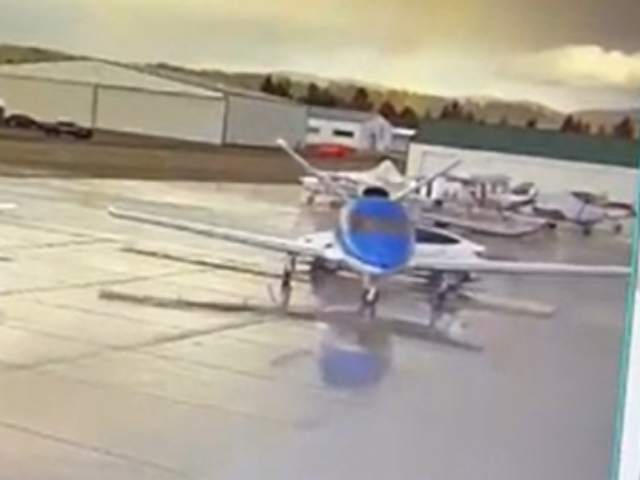 23 करोड़ के प्राइवेट जेट से जा टकराई ड्राइवरलेस टेस्ला