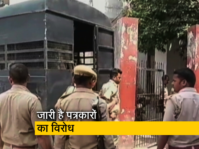 पेपर लीक मामले में गिरफ्तार पत्रकारों की पेशी, बलिया कोर्ट परिसर में की जमकर नारेबाजी 