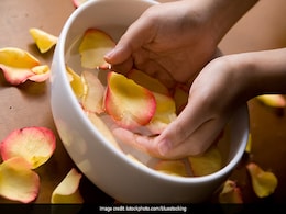 गर्मी में गुलाबजल इस तरह लगाएंगे तो स्किन को मिलेंगे ये 7 फायदे, जान लें पहले लगाने का सही तरीका गर्मी में गुलाबजल इस तरह लगाएंगे तो स्किन को मिलेंगे ये 7 फायदे, जान लें पहले लगाने का सही तरीका