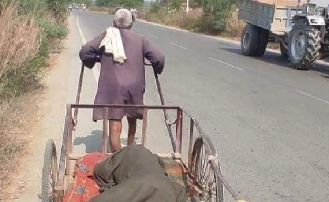बीमार पत्नी को हाथगाड़ी से खींचकर 4KM दूर अस्पताल पहुंचा बुजुर्ग, फिर भी नहीं बचा पाया जान