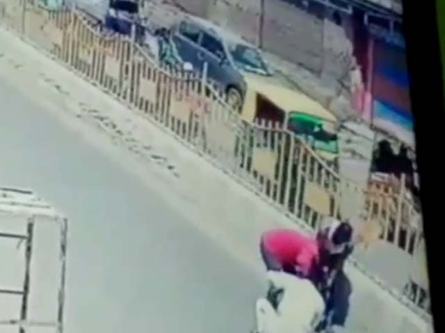 यूपी में दिनदहाड़े बीच सड़क पर शख्स की हत्या, मामला सीसीटीवी में कैद