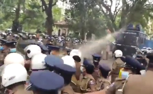 आर्थिक संकट के बीच श्रीलंका के सभी मंत्रियों ने दिया इस्तीफा, महिंदा राजपक्षे बने रहेंगे पीएम