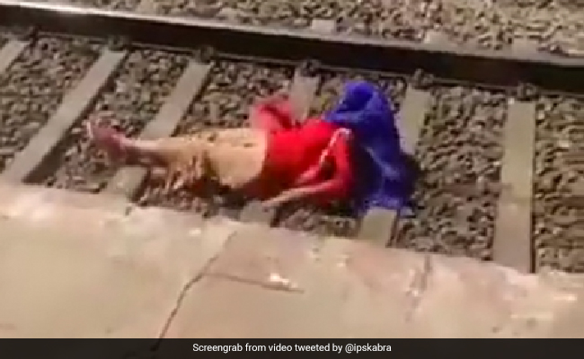 पटरी पर लेटकर मोबाइल से बात कर रही थी लड़की, ऊपर से गुज़र गई ट्रेन, लोग बोले- इसको तो मेडल देना चाहिए - देखें Video