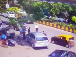 मुंबई में एक कार चालक ने चार लोगों को कुचला, एक की मौत, घटना सीसीटीवी में हुई कैद मुंबई में एक कार चालक ने चार लोगों को कुचला, एक की मौत, घटना सीसीटीवी में हुई कैद