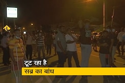 श्रीलंका में बेकाबू होते हालात, राष्ट्रपति के घर के बाहर हिंसक प्रदर्शन श्रीलंका में बेकाबू होते हालात, राष्ट्रपति के घर के बाहर हिंसक प्रदर्शन