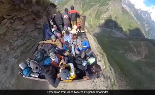 मौत की खाई से बिना डरे खतरनाक पहाड़ी पर ट्रॉली में सफर करते दिखे लोग, आनंद महिंद्रा ने कही ये दिलचस्प बात