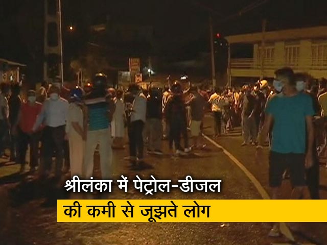 श्रीलंका में इमरजेंसी के साथ कर्फ्यू लागू, व्हाट्सऐप, ट्विटर और फेसबुक पर प्रतिबंध