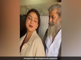 अक्षरा सिंह के मम्मी-पापा ने झलक दिखला जा गाने पर किया शानदार डांस, वायरल हुआ वीडियो अक्षरा सिंह के मम्मी-पापा ने झलक दिखला जा गाने पर किया शानदार डांस, वायरल हुआ वीडियो