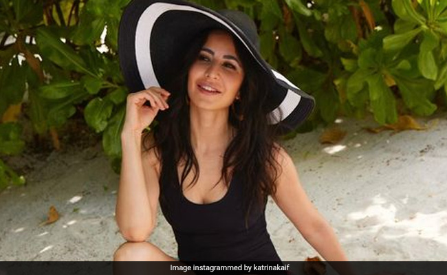 कैटरीना कैफ समुंदर किनारे ब्लैक मोनोकिनी में स्टाइलिश पोज़ देती आईं नजर, फैंस बोले- कैट के जैसा कोई नहीं...