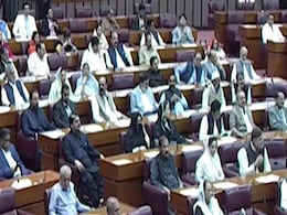 पाकिस्तान : सरकार के गिरने पर इमरान खान की पार्टी ने किया विरोध प्रदर्शन पाकिस्तान : सरकार के गिरने पर इमरान खान की पार्टी ने किया विरोध प्रदर्शन