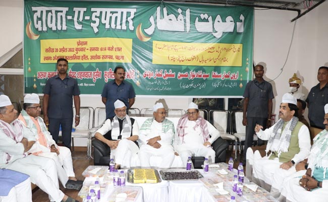 बिहार : सुशील मोदी की इफ्तार की दावत में पहुंचे नीतीश कुमार सहित कई मंत्री