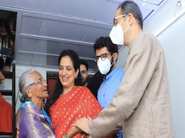 PM मोदी के कार्यक्रम में नहीं पहुंचे उद्धव ठाकरे, 80 साल की महिला शिवसैनिक से उनके घर जाकर मिले PM मोदी के कार्यक्रम में नहीं पहुंचे उद्धव ठाकरे, 80 साल की महिला शिवसैनिक से उनके घर जाकर मिले