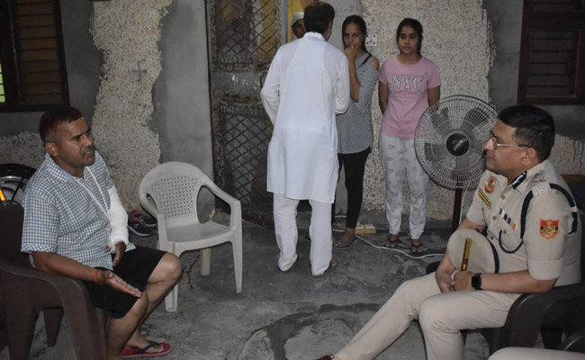 Jahangirpuri Violence: घायल सब-इंस्पेक्टर से मिलने उनके घर पहुंचे दिल्ली पुलिस कमिश्नर राकेश अस्थाना