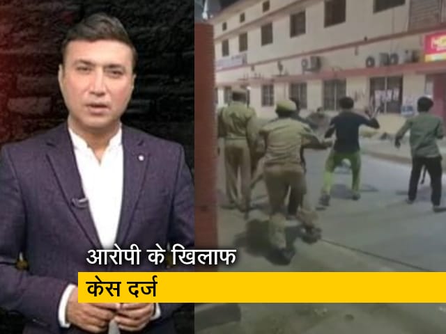 उत्तर प्रदेश : गोरखनाथ मंदिर के बाहर एक शख्स ने पुलिस वालों पर किया हमला, दो जख्मी