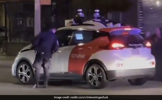 VIDEO: बिना ड्राइवर सड़क पर सरपट दौड़ रही थी कार, जिसने भी देखा रह गया हक्का-बक्का