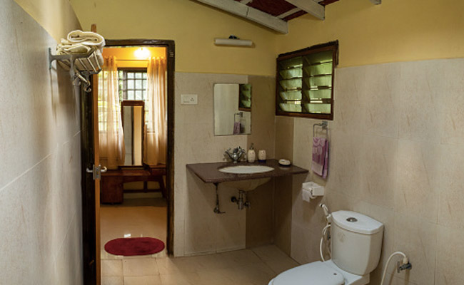 Main Gate Vastu: वास्तु के मुताबिक इस दिशा में होना चाहिए घर का मुख्य दरवाजा तभी आती है खुशहाली, जानिए 5 खास बातें