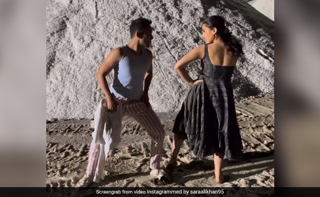 Viral: Sara Ali Khan Dancing To <i>Samundar Mein Nahake</i> Is Instant Karma