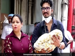 बच्चे को गोद में लिए दिखे हर्ष लिम्बाचिया, भरी भीड़ में भारती सिंह ने किया कुछ ऐसा की फिर देखते ही रह गए पैपराजी बच्चे को गोद में लिए दिखे हर्ष लिम्बाचिया, भरी भीड़ में भारती सिंह ने किया कुछ ऐसा की फिर देखते ही रह गए पैपराजी