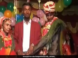 दूल्हा-दुल्हन के बीच खड़े होकर फोटो खिंचवा रहा था शख्स, तभी हुआ कुछ ऐसा, स्टेज पर होने लगी जबरदस्त Fight - देखें VIDEO दूल्हा-दुल्हन के बीच खड़े होकर फोटो खिंचवा रहा था शख्स, तभी हुआ कुछ ऐसा, स्टेज पर होने लगी जबरदस्त Fight - देखें VIDEO