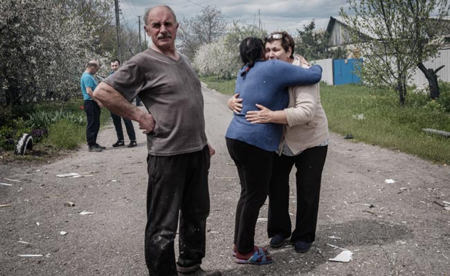 Tearful Goodbyes In Ukraine's Lyman As Russian Forces Approach
