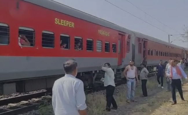 2 Injured As Train Derails Near Nashik