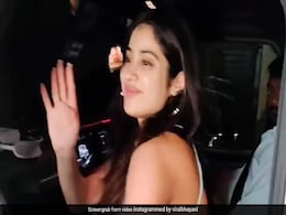 जाह्नवी कपूर ने पहनी ऐसी ड्रेस, फोटो देख कर फैंस बोले- 'उर्फी जावेद को कॉपी कर रही है' जाह्नवी कपूर ने पहनी ऐसी ड्रेस, फोटो देख कर फैंस बोले- 'उर्फी जावेद को कॉपी कर रही है'