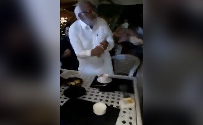 VIDEO: Saudi Arab की मस्जिद में पाक PM के खिलाफ लगे 'चोर-चोर' के नारे, रंजिश में पूर्व डिप्टी स्पीकर की हुई पिटाई