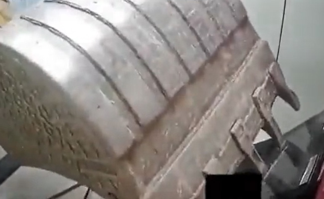 ATM मशीन लूटने बुलडोजर लेकर पहुंचे चोर, ऐसे उड़ाए पैसे कि देख उड़ जाएंगे आपके भी होश