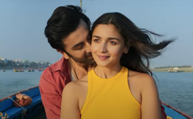 <i>Brahmastra</i> Song <i>Kesariya</i>: Alia Bhatt And Ranbir Kapoor Paint The Ghats Of Varanasi Saffron