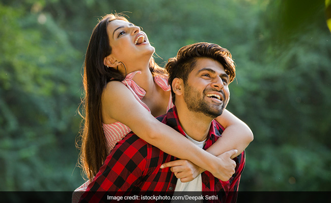 अपने पार्टनर के साथ खिंचवाना चाहते हैं फोटो लेकिन पोज करने में होती है मुश्किल, तो ये Video है आपके बड़े काम की