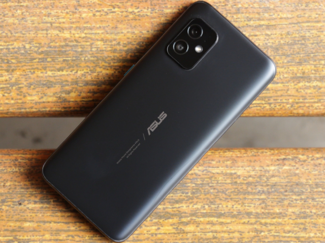 Asus 8z Review: Small Wonder?