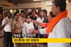 हनुमान चालीसा विवाद : मुंबई पुलिस ने नवनीत राणा और पति रवि राणा को किया गिरफ्तार हनुमान चालीसा विवाद : मुंबई पुलिस ने नवनीत राणा और पति रवि राणा को किया गिरफ्तार