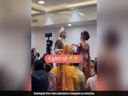 वरमाला पर दुल्हे ने अल्लू अर्जुन के स्टाइल में दुल्हन के आगे झुकने से किया इनकार, लोग बोले- झुक झा नहीं तो...Viral Video  वरमाला पर दुल्हे ने अल्लू अर्जुन के स्टाइल में दुल्हन के आगे झुकने से किया इनकार, लोग बोले- झुक झा नहीं तो...Viral Video