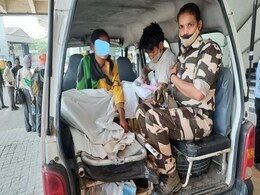 मेट्रो स्टेशन पर गर्भवती महिला ने दिया बच्चे को जन्म, CISF महिला कर्मियों ने की मदद मेट्रो स्टेशन पर गर्भवती महिला ने दिया बच्चे को जन्म, CISF महिला कर्मियों ने की मदद