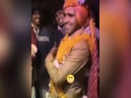 वरमाला पहनने के बाद दूल्हे ने गोविंदा के गाने पर जमकर किया डांस, लोग बोले- महफिल जमा दी भाई...Video Viral वरमाला पहनने के बाद दूल्हे ने गोविंदा के गाने पर जमकर किया डांस, लोग बोले- महफिल जमा दी भाई...Video Viral