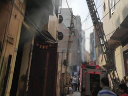 Delhi: बादली एक्सटेंशन इलाके के घर में लगी आग, 8 लोगों को किया गया रेस्क्यू Delhi: बादली एक्सटेंशन इलाके के घर में लगी आग, 8 लोगों को किया गया रेस्क्यू