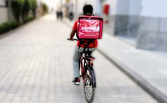 पिता के हादसे बाद परिवार की जिम्मेदारी उठाने के लिए छात्र डिलीवरी ब्वॉय बना, जोमैटो ने कही ये बात
