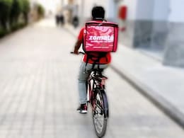 एक साथ बैठे दिखे Zomato और Swiggy के डिलिवरी पार्टनर्स, जोमेटो ने दिखाया बड़प्पन, लोग करने लगे वाह वाह! जानें पूरा मामला एक साथ बैठे दिखे Zomato और Swiggy के डिलिवरी पार्टनर्स, जोमेटो ने दिखाया बड़प्पन, लोग करने लगे वाह वाह! जानें पूरा मामला