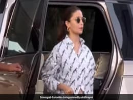 शादी के बाद करण जौहर की फिल्म की शूटिंग के लिए रवाना हुई आलिया, ‘रॉकी और रानी की प्रेम कहानी’ में रणबीर सिंह हैं उनके हीरो  शादी के बाद करण जौहर की फिल्म की शूटिंग के लिए रवाना हुई आलिया, ‘रॉकी और रानी की प्रेम कहानी’ में रणबीर सिंह हैं उनके हीरो