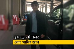 ब्लू टी-शर्ट के साथ ब्लैक आउटफिट में पोज देते नजर आए आमिर खान ब्लू टी-शर्ट के साथ ब्लैक आउटफिट में पोज देते नजर आए आमिर खान