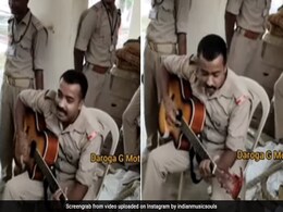 बंदूक की जगह हाथों में नजर आया गिटार, पुलिस जवान की सुरीली आवाज सुनकर दंग रह जाएंगे आप बंदूक की जगह हाथों में नजर आया गिटार, पुलिस जवान की सुरीली आवाज सुनकर दंग रह जाएंगे आप