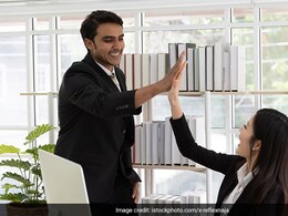 दूसरों से बात करते हुए घबराते हैं या मुंह से शब्द नहीं निकलते तो ये तरीका आप में भर देगा कॉन्फिडेंस